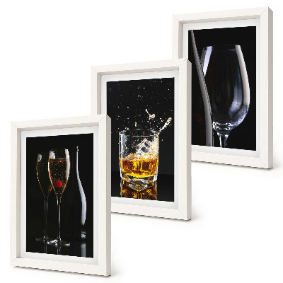 Conjunto de 3 quadros decorativos Taças de vinho e uísque sobre um fundo preto
