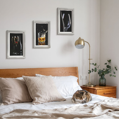 Conjunto de 3 quadros decorativos Taças de vinho e uísque sobre um fundo preto