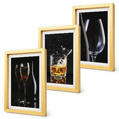 Conjunto de 3 quadros decorativos Taças de vinho e uísque sobre um fundo preto