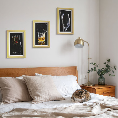 Conjunto de 3 quadros decorativos Taças de vinho e uísque sobre um fundo preto