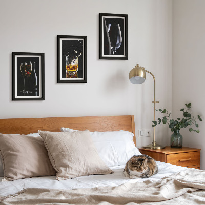 Conjunto de 3 quadros decorativos Taças de vinho e uísque sobre um fundo preto