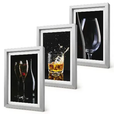 Conjunto de 3 quadros decorativos de taças de vinho e uísque com fundo preto