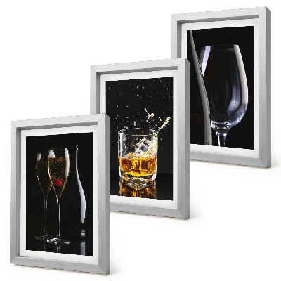 Conjunto de 3 quadros decorativos Taças de vinho e uísque sobre um fundo preto
