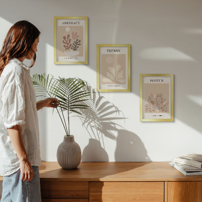 Conjunto de 3 quadros decorativos Pôsteres com motivos de plantas em tons de bege e marrom.