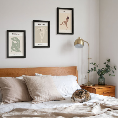 Conjunto de 3 quadros decorativos Personagens estilosos em tons minimalistas