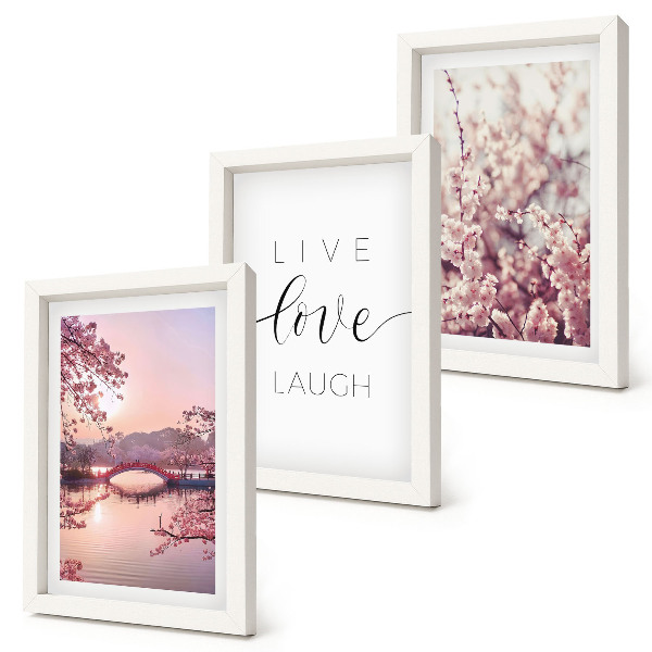 Conjunto de molduras com imagens Motivos florais com uma ponte e uma inscrição.