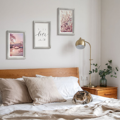 Conjunto de molduras com imagens Motivos florais com uma ponte e uma inscrição.