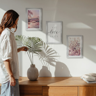 Conjunto de molduras com imagens Motivos florais com uma ponte e uma inscrição.
