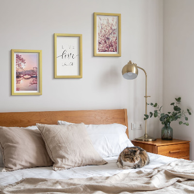 Conjunto de molduras com imagens Motivos florais com uma ponte e uma inscrição.