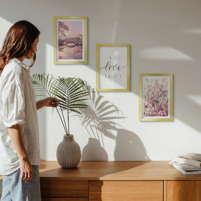 Conjunto de molduras com imagens Motivos florais com uma ponte e uma inscrição.