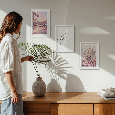 Conjunto de molduras com imagens Motivos florais com uma ponte e uma inscrição.