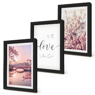 Conjunto de molduras com imagens Motivos florais com uma ponte e uma inscrição.