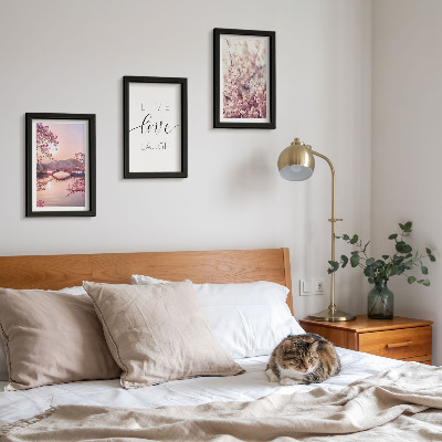 Conjunto de molduras com imagens Motivos florais com uma ponte e uma inscrição.