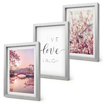 Conjunto de molduras com imagens Motivos florais com uma ponte e uma inscrição.