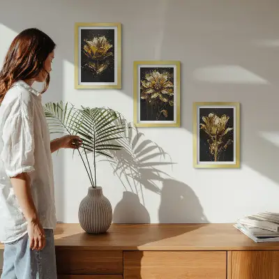 Conjunto de 3 quadros decorativos com flores em tons de amarelo sobre fundo escuro