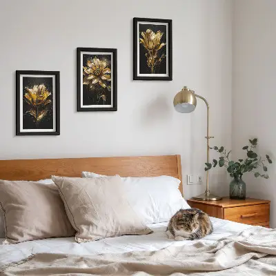 Conjunto de 3 quadros decorativos com flores em tons de amarelo sobre fundo escuro