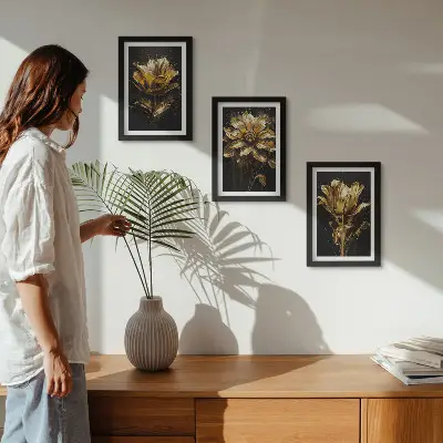 Conjunto de 3 quadros decorativos com flores em tons de amarelo sobre fundo escuro