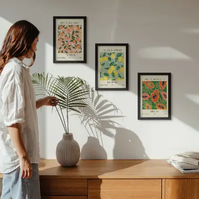 Conjunto de 3 quadros decorativos com estampas de frutas cítricas e tropicais em estilo retrô