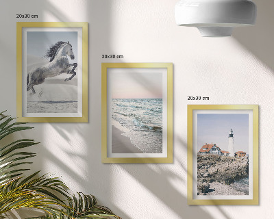 Conjunto de molduras com imagens Cavalos em movimento na praia e ondas do farol