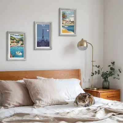 Conjunto de 3 quadros decorativos com vistas de cidades costeiras e sua arquitetura