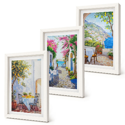 Tríptico com moldura Ruas encantadoras com plantas floridas e vista para o mar.