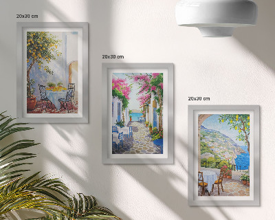 Tríptico com moldura Ruas encantadoras com plantas floridas e vista para o mar.