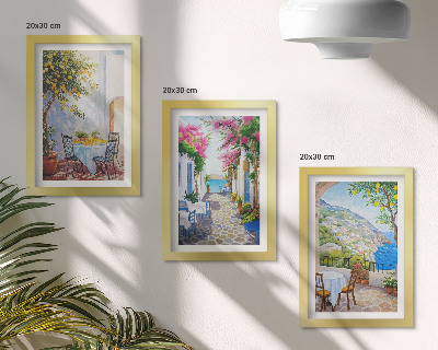 Tríptico com moldura Ruas encantadoras com plantas floridas e vista para o mar.