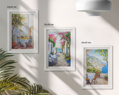 Tríptico com moldura Ruas encantadoras com plantas floridas e vista para o mar.