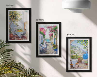 Tríptico com moldura Ruas encantadoras com plantas floridas e vista para o mar.