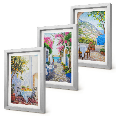 Tríptico com moldura Ruas encantadoras com plantas floridas e vista para o mar.