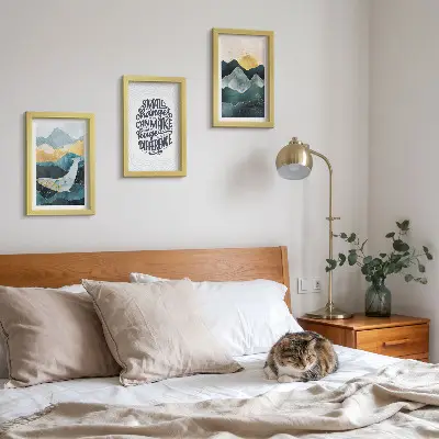 Conjunto de 3 quadros decorativos com inscrição inspiradora e paisagem montanhosa abstrata