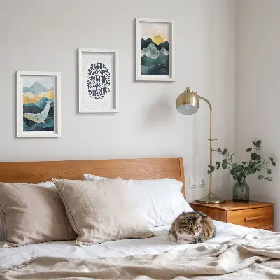 Conjunto de 3 quadros decorativos com inscrição inspiradora e paisagem montanhosa abstrata