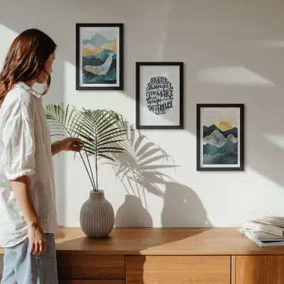 Conjunto de 3 quadros decorativos com inscrição inspiradora e paisagem montanhosa abstrata