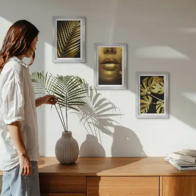 Tríptico com moldura com estampas de folhas de palmeira, rosto de mulher e folhas de monstera