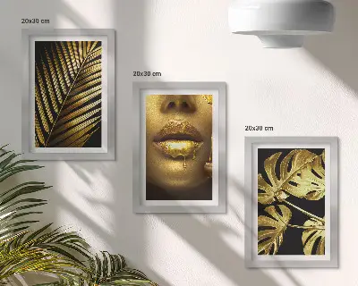 Tríptico com moldura com estampas de folhas de palmeira, rosto de mulher e folhas de monstera