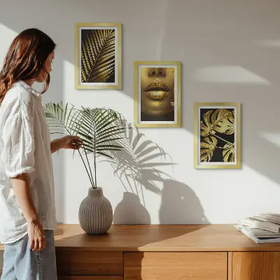Tríptico com moldura com estampas de folhas de palmeira, rosto de mulher e folhas de monstera