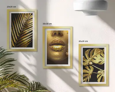 Tríptico com moldura com estampas de folhas de palmeira, rosto de mulher e folhas de monstera