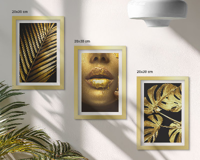 Tríptico com moldura folhas de palmeira rosto de mulher folhas de monstera
