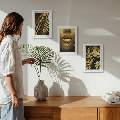 Tríptico com moldura com estampas de folhas de palmeira, rosto de mulher e folhas de monstera