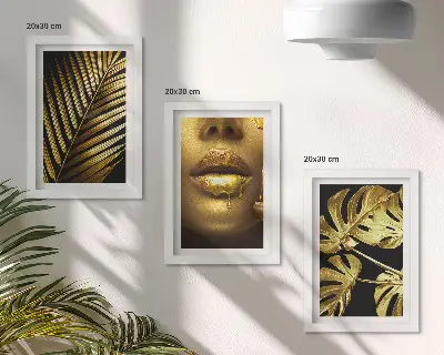 Tríptico com moldura com estampas de folhas de palmeira, rosto de mulher e folhas de monstera