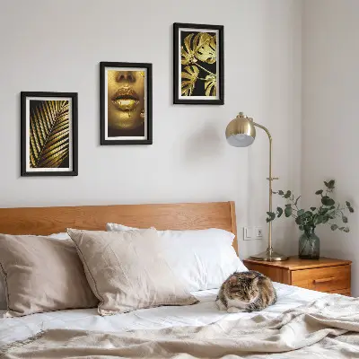 Tríptico com moldura com estampas de folhas de palmeira, rosto de mulher e folhas de monstera