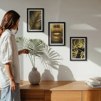 Tríptico com moldura com estampas de folhas de palmeira, rosto de mulher e folhas de monstera