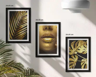 Tríptico com moldura com estampas de folhas de palmeira, rosto de mulher e folhas de monstera