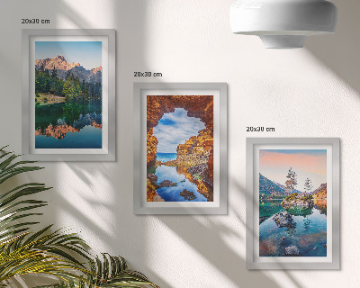 Tríptico com moldura Lagos de montanha com reflexos na água e nas rochas.