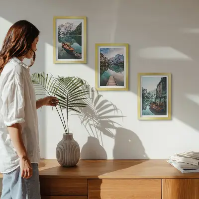Conjunto de 3 quadros decorativos com paisagem de lago nas montanhas, barcos e cabana de madeira