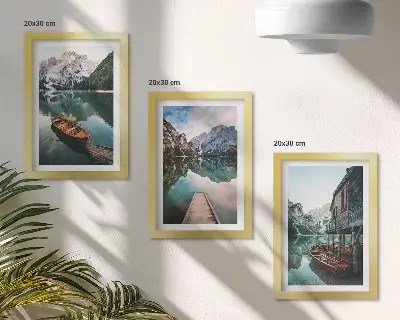 Conjunto de 3 quadros decorativos com paisagem de lago nas montanhas, barcos e cabana de madeira