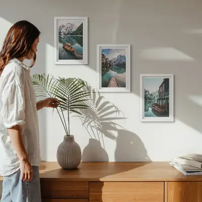 Conjunto de 3 quadros decorativos com paisagem de lago nas montanhas, barcos e cabana de madeira