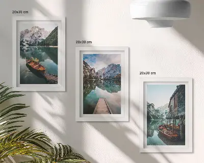 Conjunto de 3 quadros decorativos com paisagem de lago nas montanhas, barcos e cabana de madeira