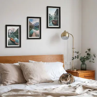Conjunto de 3 quadros decorativos com paisagem de lago nas montanhas, barcos e cabana de madeira