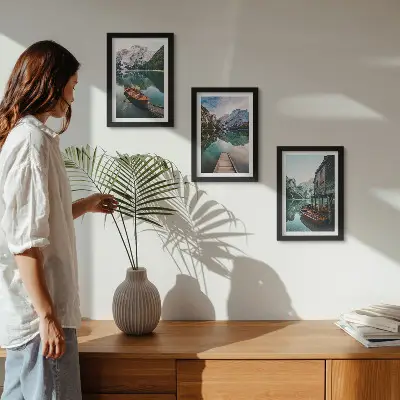 Conjunto de 3 quadros decorativos com paisagem de lago nas montanhas, barcos e cabana de madeira
